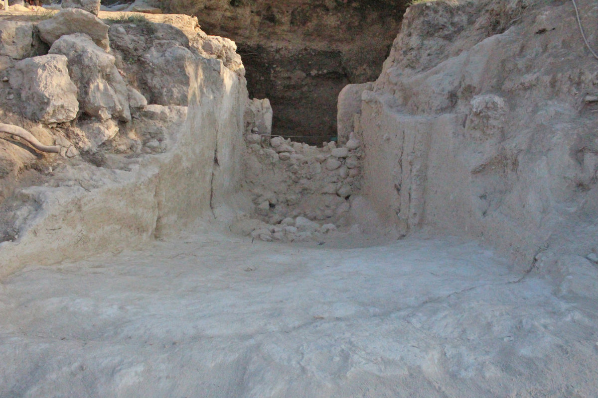 The dromos and stomio of the monumental chamber tomb. (photo: Ministry of Culture and Sports)