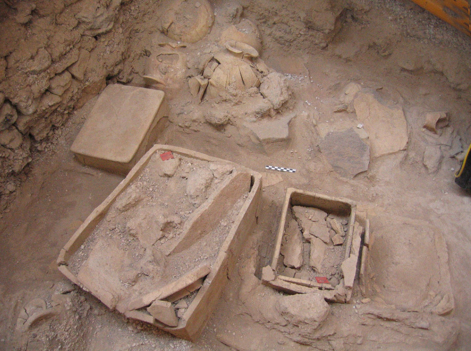 Amphoras and small rectangular clay larnakes were found at the Akrotiri, Thera (Photo credit: Ministry of Culture and Sports/Ephorate of Antiquities of Cyclades).