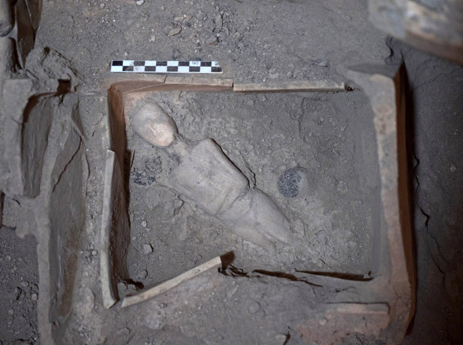 The Early Cycladic marble female statuette was found placed diagonally on the bottom of the larnax (Photo credit: Ministry of Culture and Sports/Ephorate of Antiquities of Cyclades).