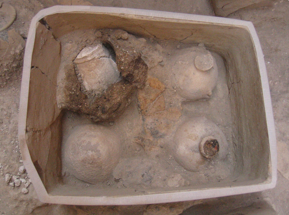 Two small marble Early Cycladic craters had been placed upside down along with a marble phiale and a vessel made of alabaster (Photo credit: Ministry of Culture and Sports/Ephorate of Antiquities of Cyclades).