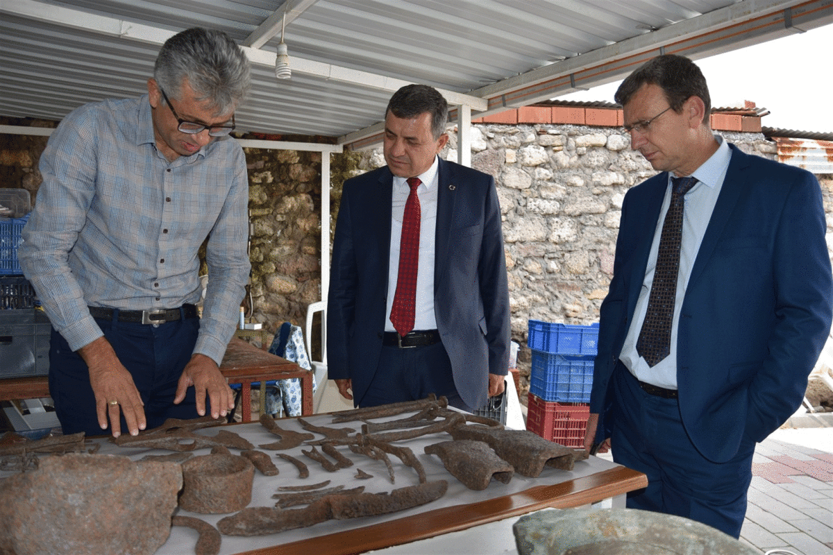 Dr. Erhan Öztepe explains what the tools are. Photo Credit: Provincial Directorate of Culture and Tourism in Canakkale/The History Blog.