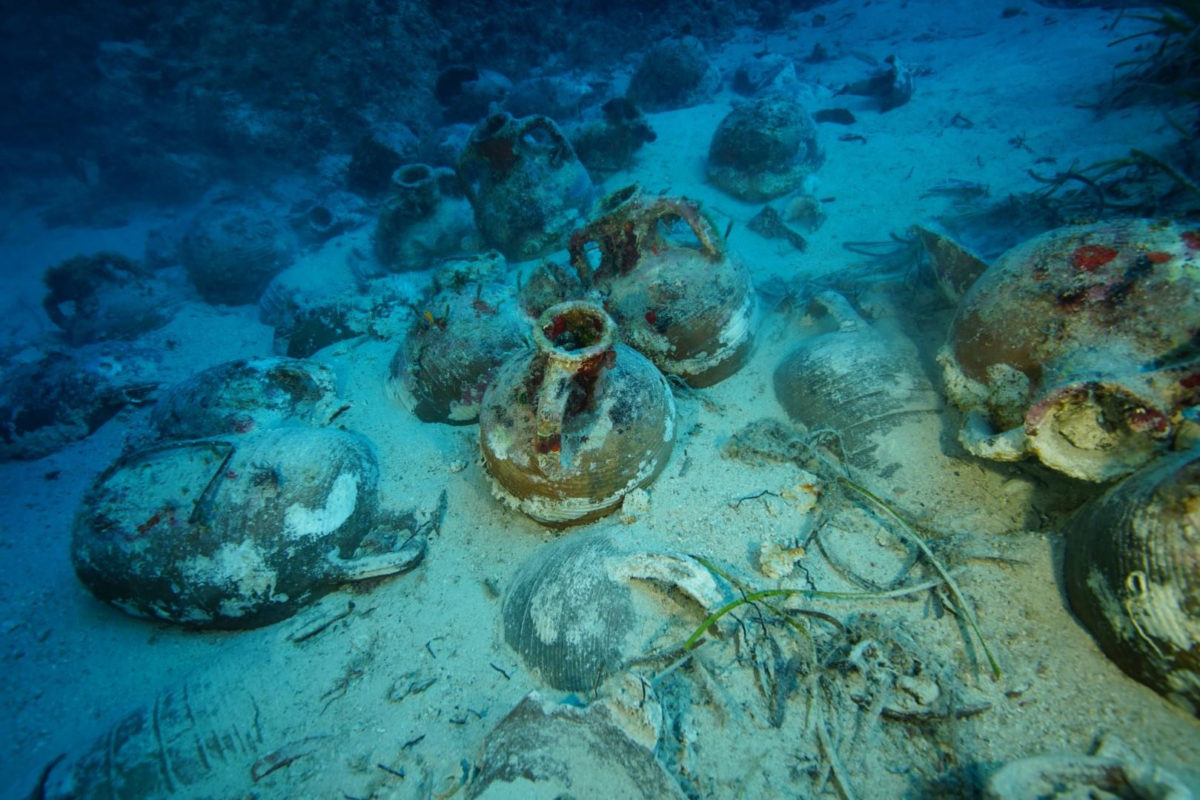 Cargo of Late Roman amphorae (EUA, photo: V. Mentogiannis).