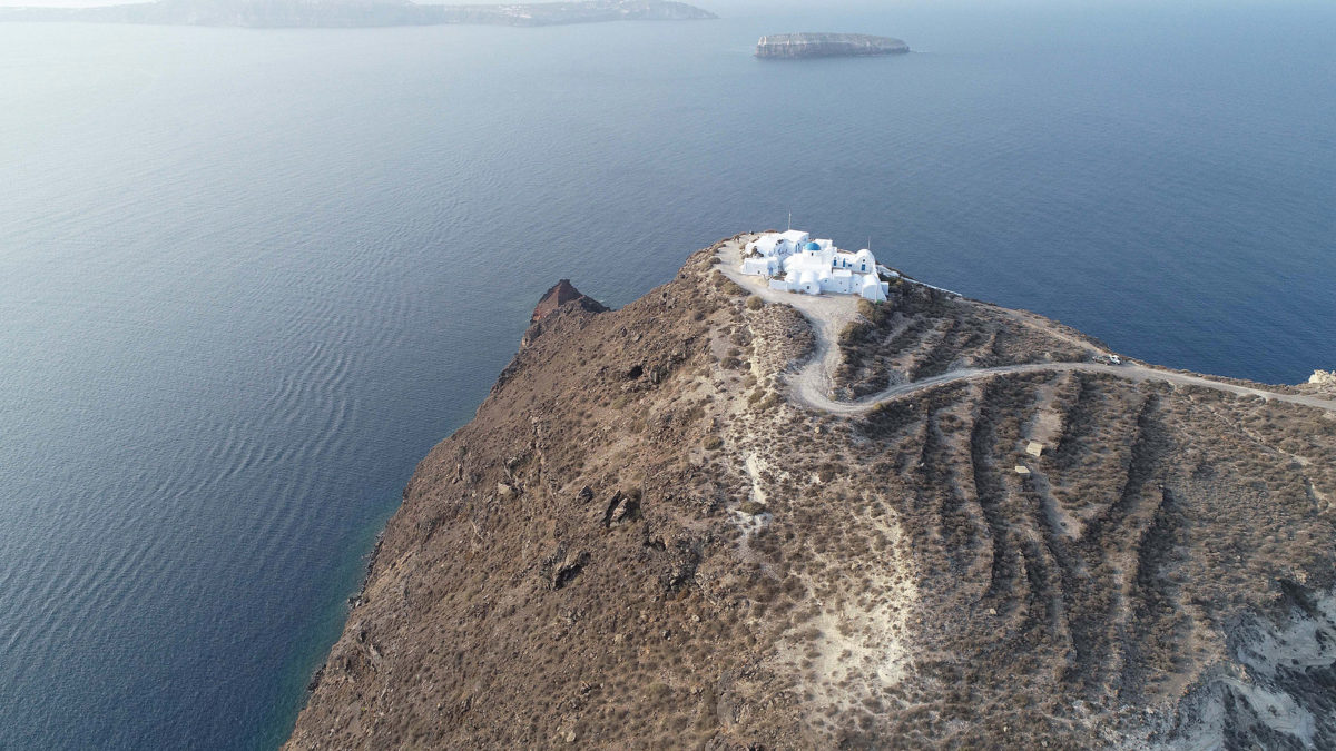•	View of the hill of the Koimisis on the south end of Therasia (photo: Ephorate of Antiquities of the Cyclades).