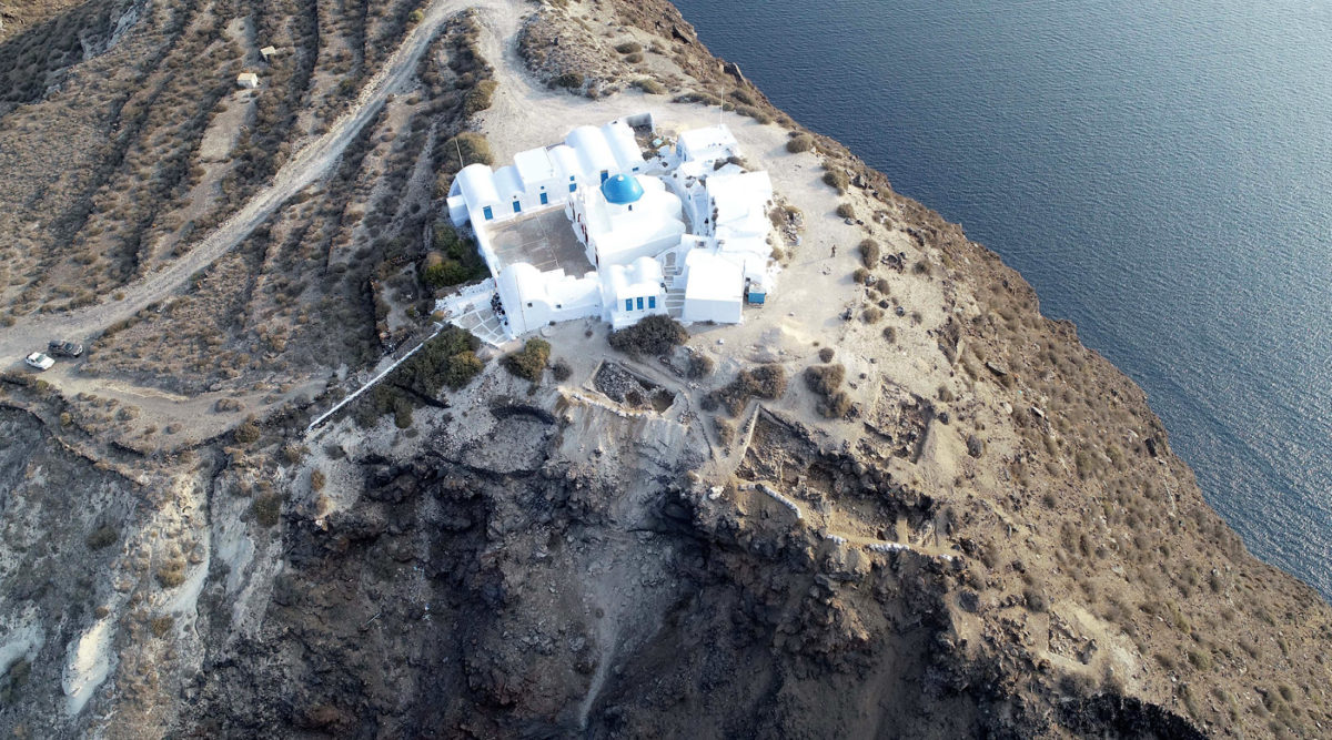 •	Excavation trenches on the south and southeast section of the hill, on the brow of the caldera (photo: Ephorate of Antiquities of the Cyclades).