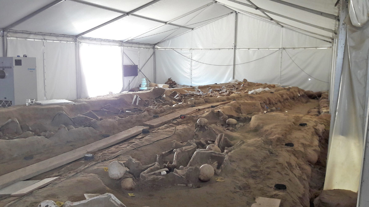 View of the mass burial site discovered in the Stavros Niarchos Foundation Cultural Centre photo: MOCAS) 