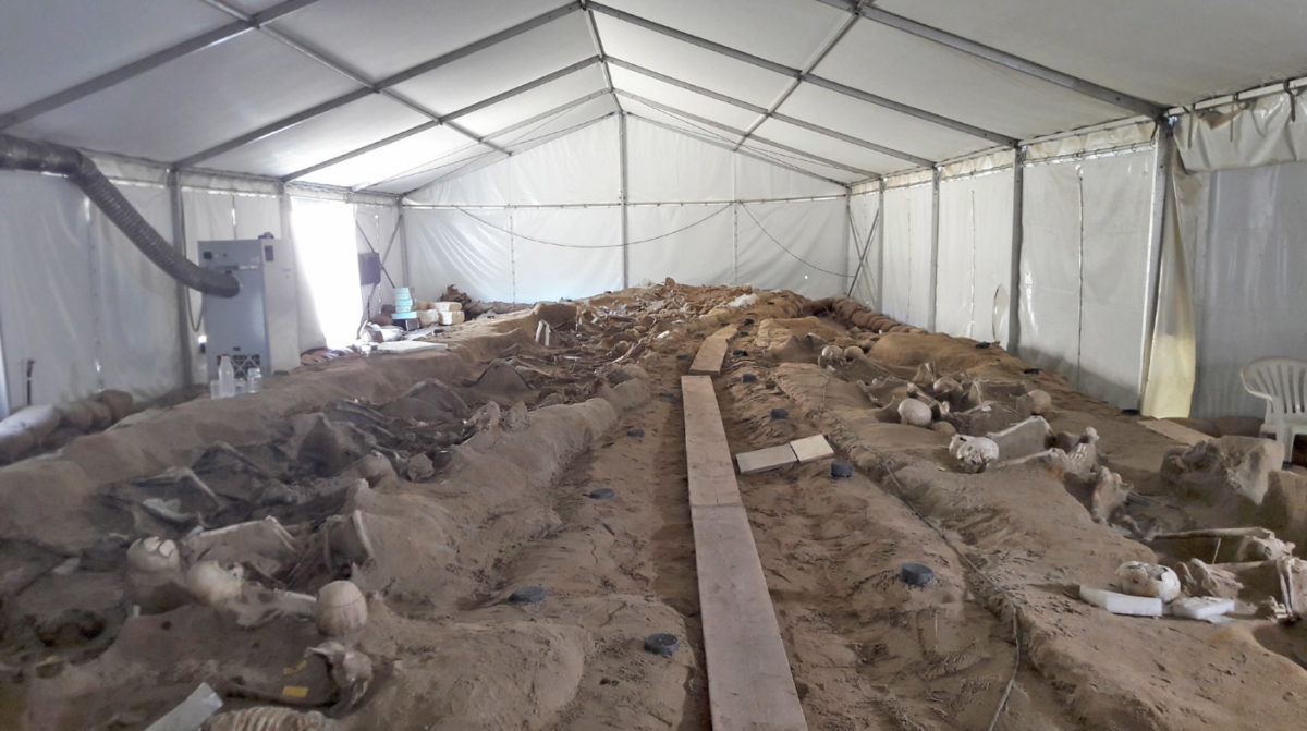 View of the mass burial site discovered in the Stavros Niarchos Foundation Cultural Centre photo: MOCAS) 