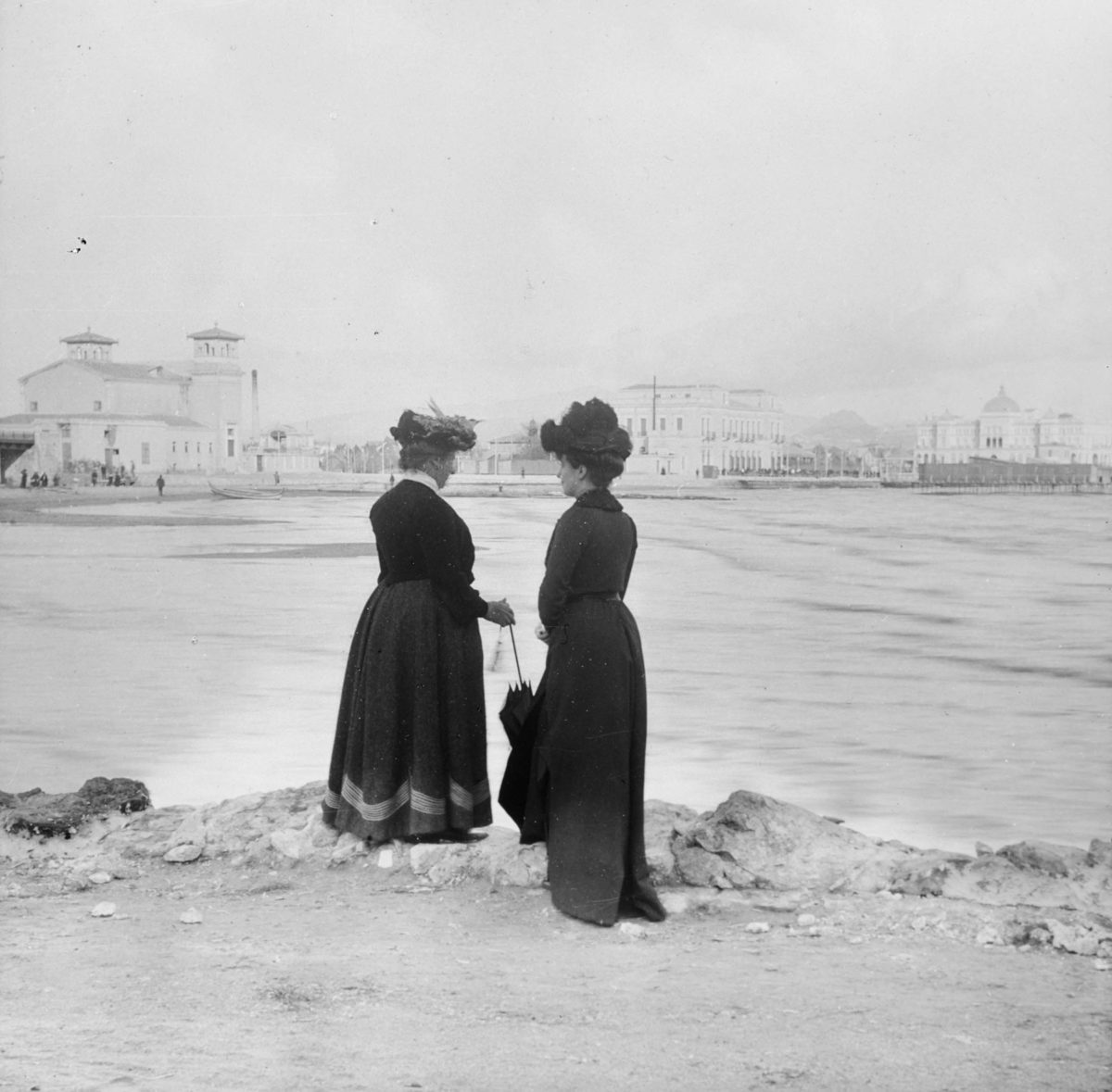 At Neo Faliro. In the background can be seen, from left to right, the new theatre, built in 1896, the metro station hotel with the third floor extension, the newly built ‘Aktaion Hotel’ and the pier with the changing cabanas. 