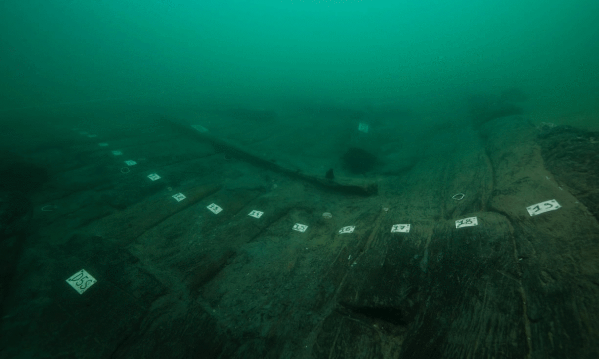 The wooden hull of Ship 17. Photo Credit: Christoph Gerigk/Franck Goddio/Hilti Foundation/The Guardian. 