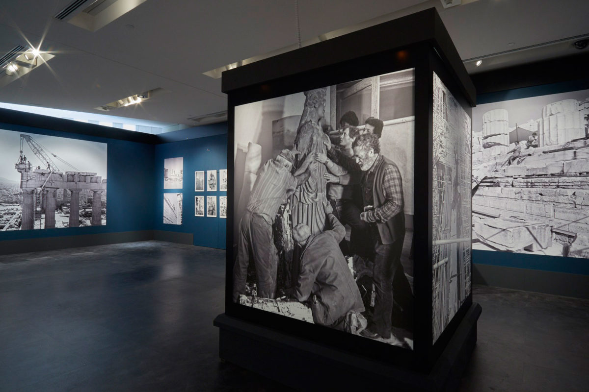 Photography exhibition CHISEL AND MEMORY. The contribution of marble craftsmanship to the restoration of the Acropolis monuments © Acropolis Museum. Photo: Giorgos Vitsaropoulos
