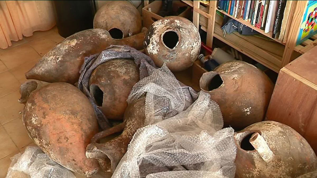 Seventeen amphorae have been brought to the surface off the shore of Cannes. © B. Loth / Marc Langleur.