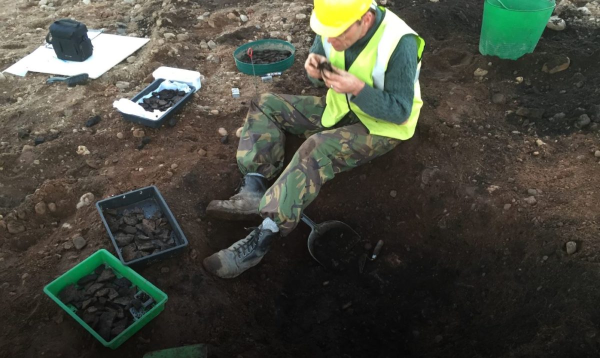 Early Neolithic pit during excavation showing pottery finds © ARO.