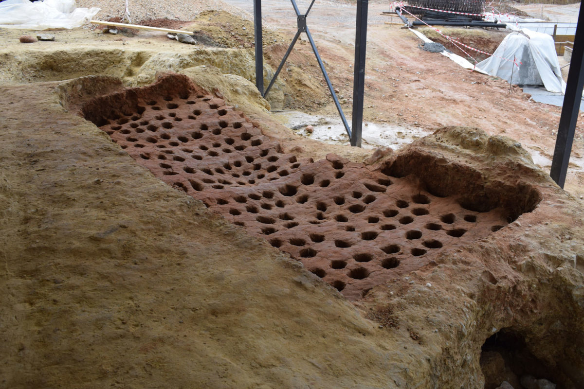 According to head of the Kozani Antiquities Ephorate Areti Hondrogianni, ‟one of the two kilns is very well preserved, with an area of 10 sq.m., a rack with about 200 openings and supported on 10 arched columns″ (photo AMNA).
