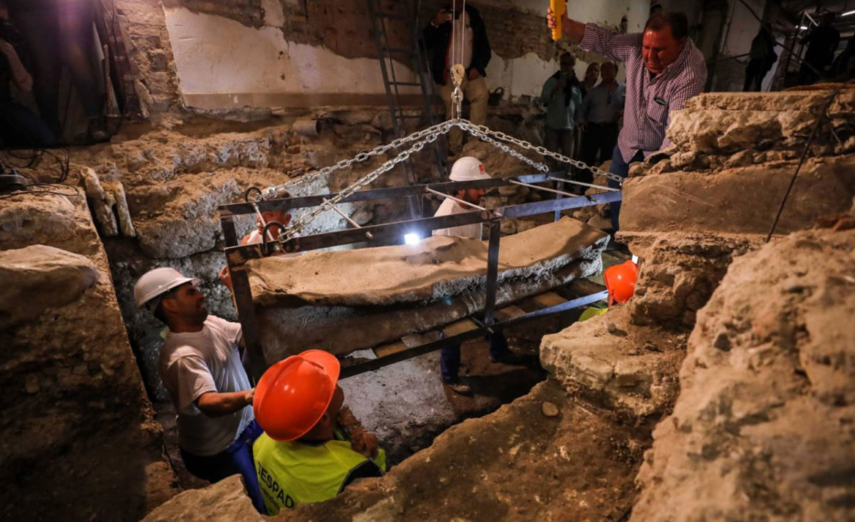 Workers remove the sarcophagus in Granada. Photo Credit: Fermin Rodriguez/El Pais. 