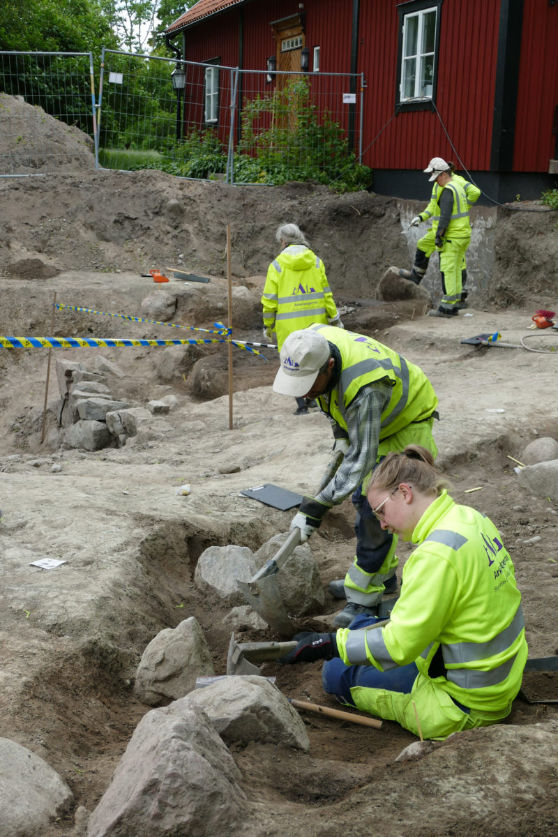 Archaeologists excavate boat grave site. Photo Credit: Arkeologerna Statens Historika Museer/The History Blog.