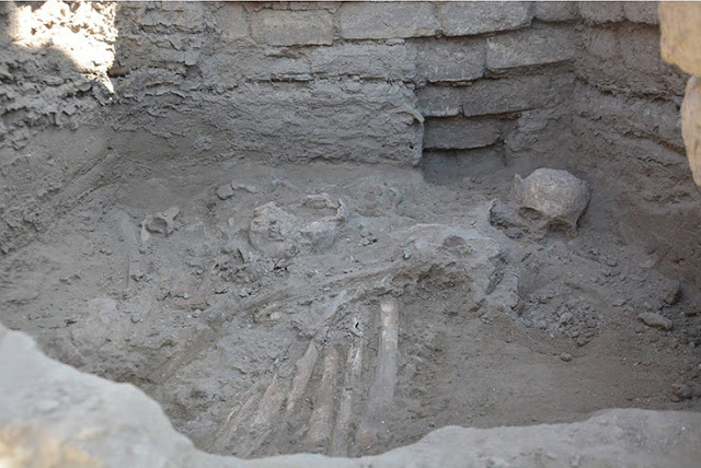 The LMU archaeologists have excavated a crypt under the courtyard next to the house. Here the deceased family members
were buried. 