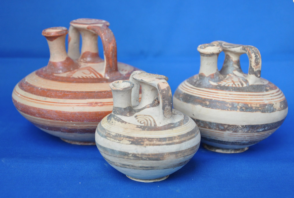 Stirrup amphorae from the tomb that preserved its chamber roof, circa 1400-1300 BC (photo: Ephorate of Antiquities of Corinth).