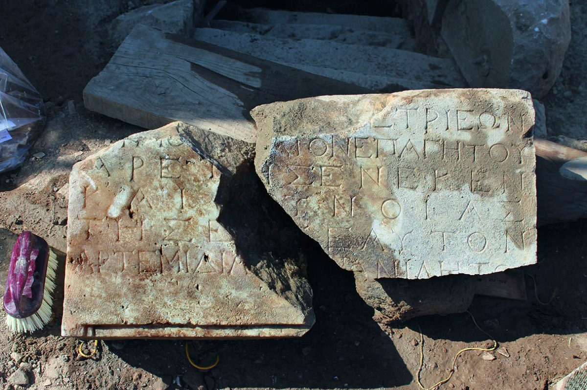 Votive inscription on the base of a statue, addressed to the goddess Artemis, her brother Apollo and their mother Leto (photo: Ministry of Culture and Sports)