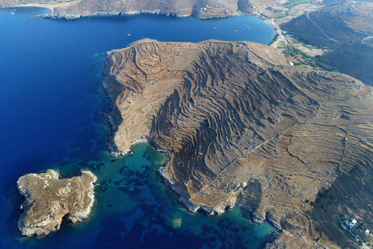 Aerial photograph of the ancient city of Kythnos (Vryokastron). Vryokastraki is seen below on the left. (photo: Kostas Xenikakis) 