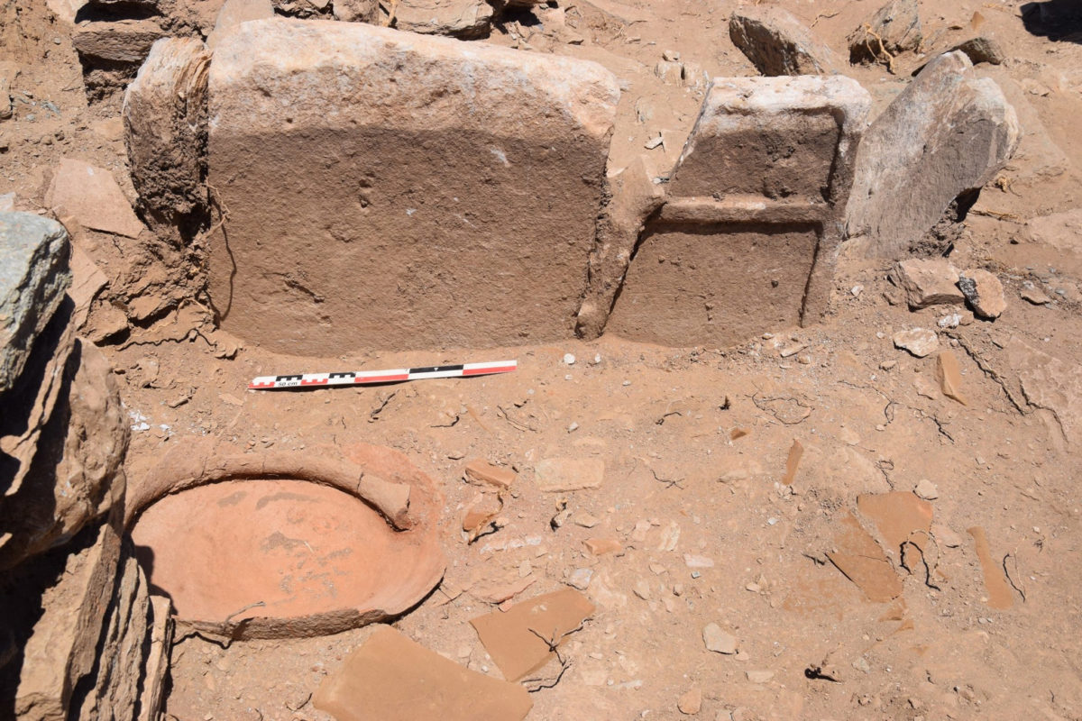 Basilica’s south aisle. ‟Case” with marble spolia (the table support among them) and a large clay basin in situ (photo: MOCAS).