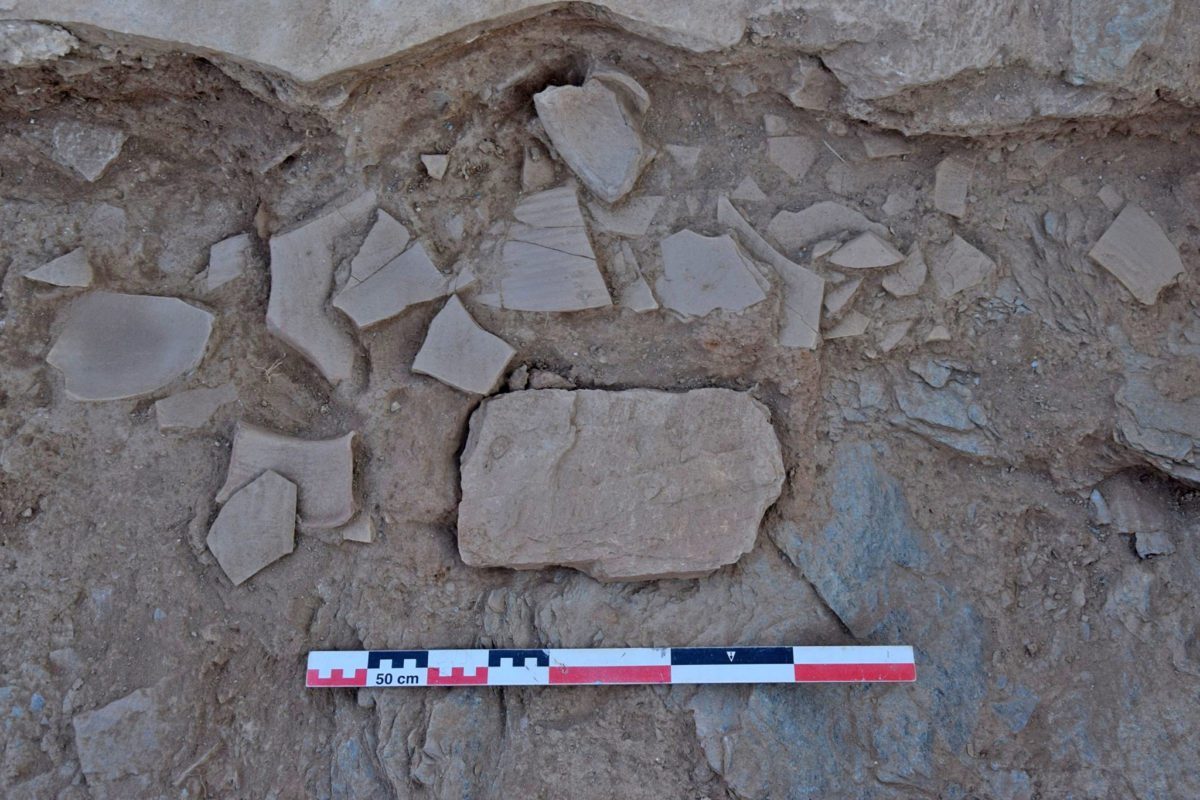 The cover of the consecration case and the layer with fragments of Early Byzantine pottery (photo: MOCAS) 