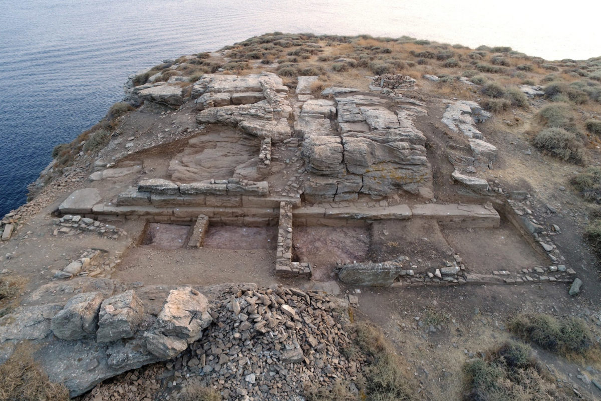 Monumental retaining wall of Classical Hellenistic times and rectangular spaces of Late Antiquity /Early Byzantine times (photo MOCAS) 