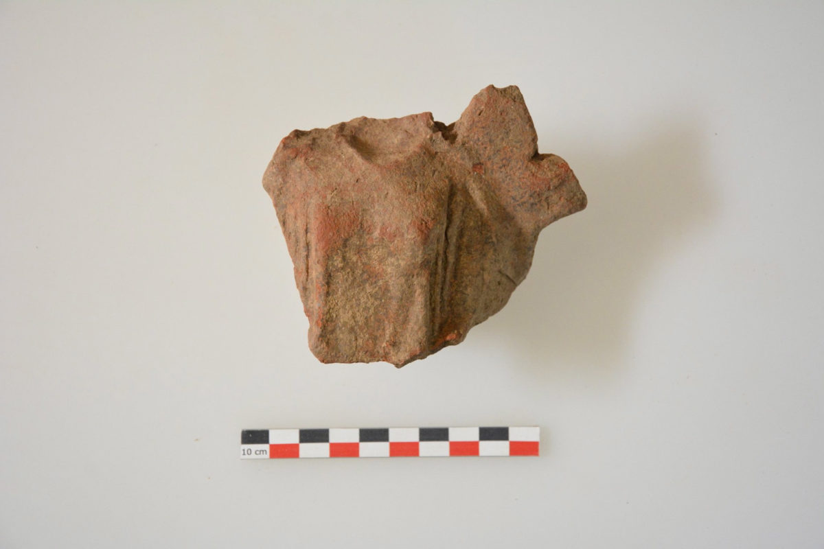 Woman’s headless torso from a seated clay figurine of the classical era from the sanctuary (photo: MOCAS)
