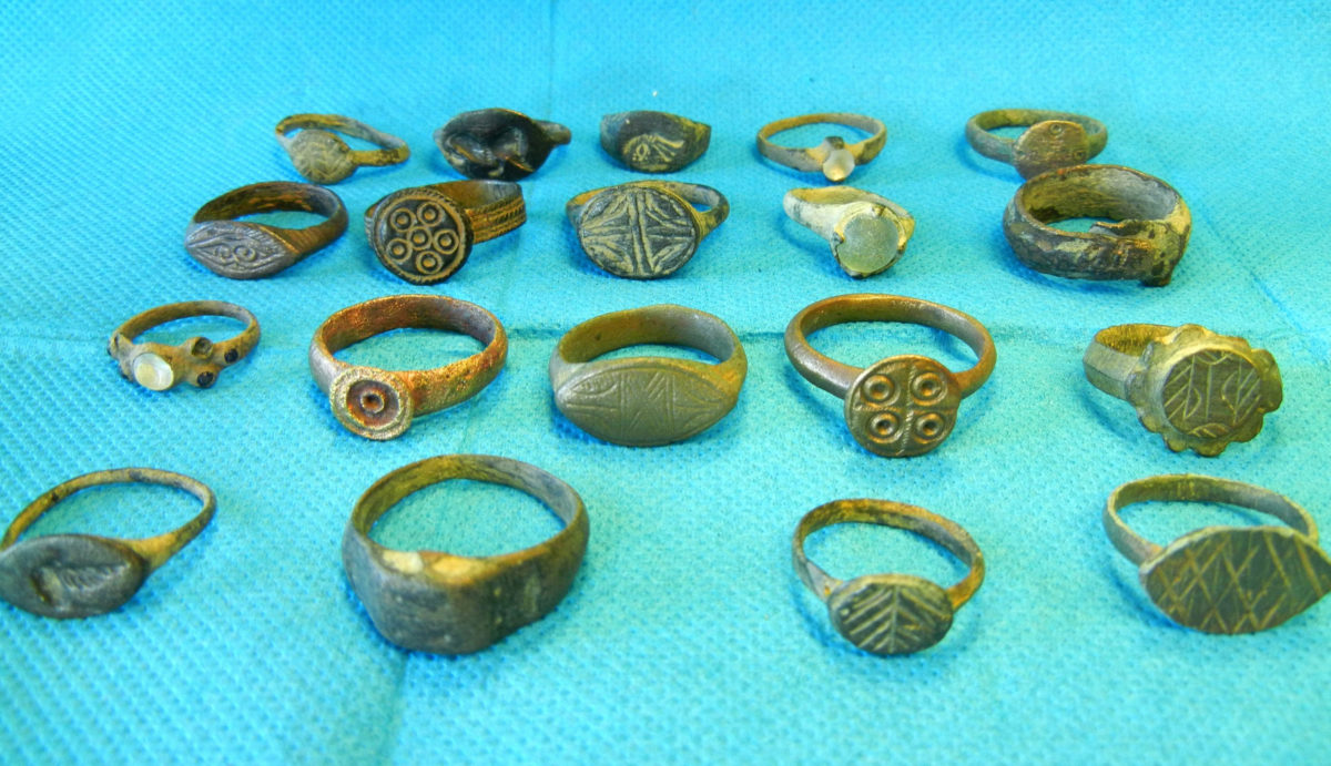 Numerous objects and coins of great archaeological value were found in investigations carried out in districts of Larissa, Karditsa and Attica (photo: Hellenic Police). 