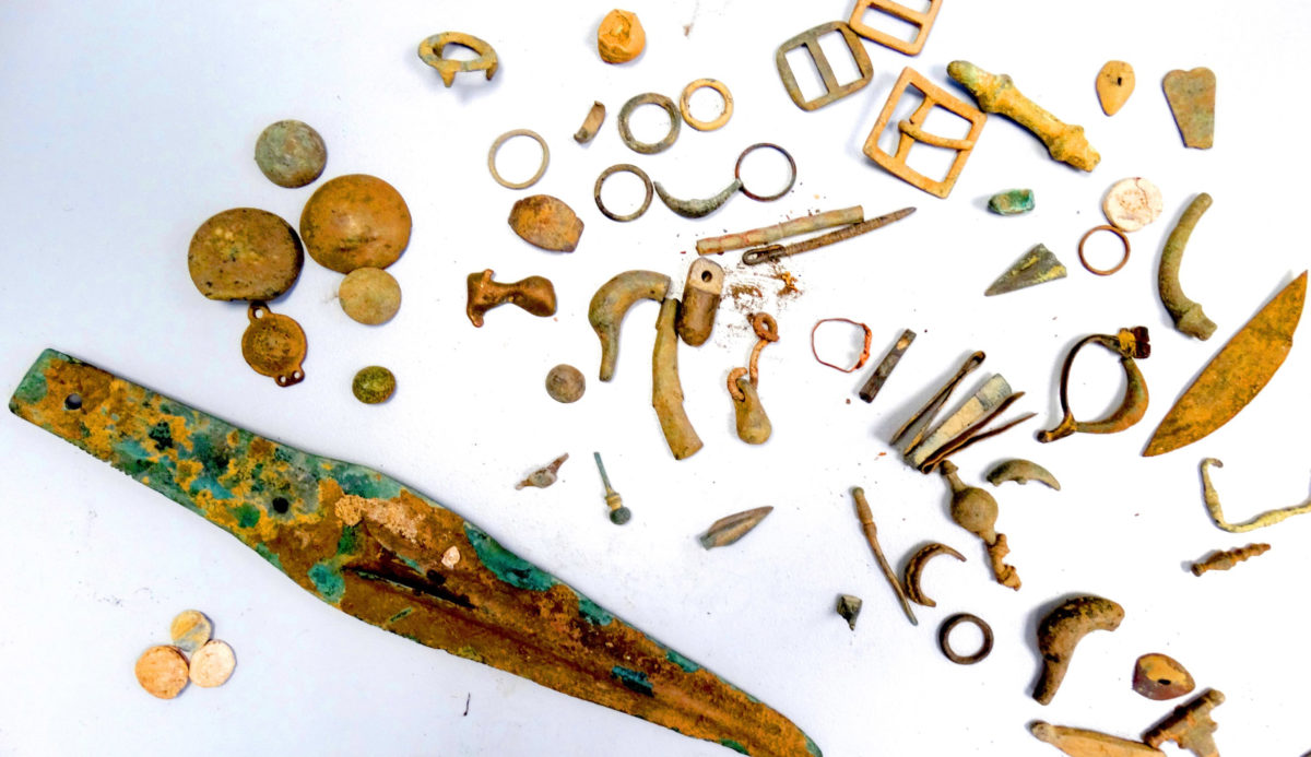 Numerous objects and coins of great archaeological value were found in investigations carried out in districts of Larissa, Karditsa and Attica (photo: Hellenic Police). 