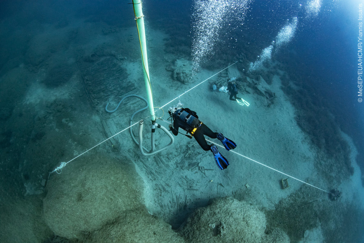 Fig. 1. Overall view of the shipwreck and the excavation site (photo: Y. Issaris).