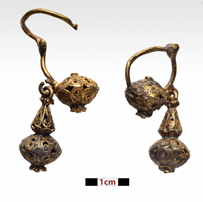 Fig. 7. Pair of gold earrings (photo: P. Vezyrtzis)