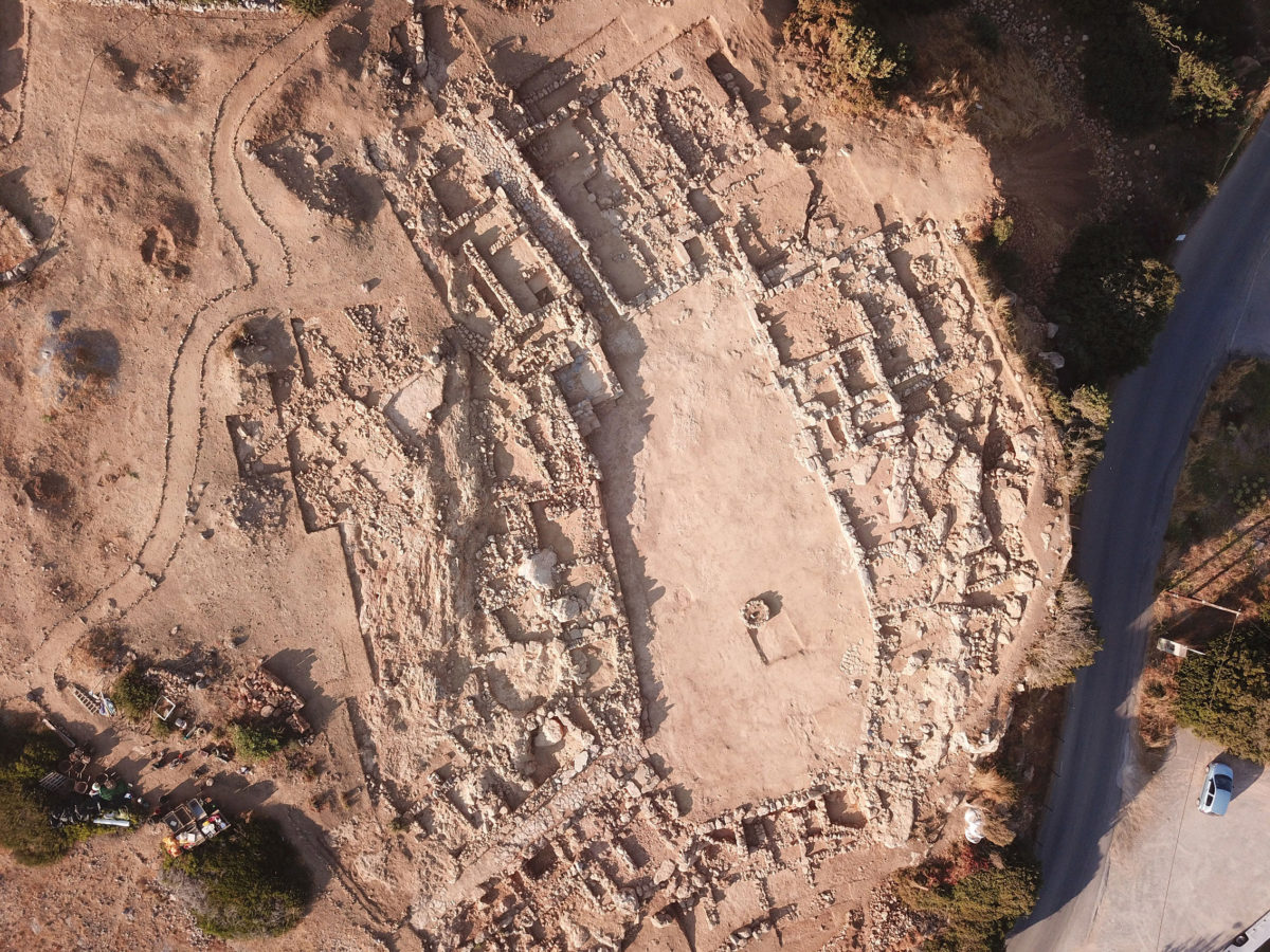 Monumental complex with central courtyard at Sissi, with remains of an Early Minoan settlement to the northeast (©EBSA, N. Kress)