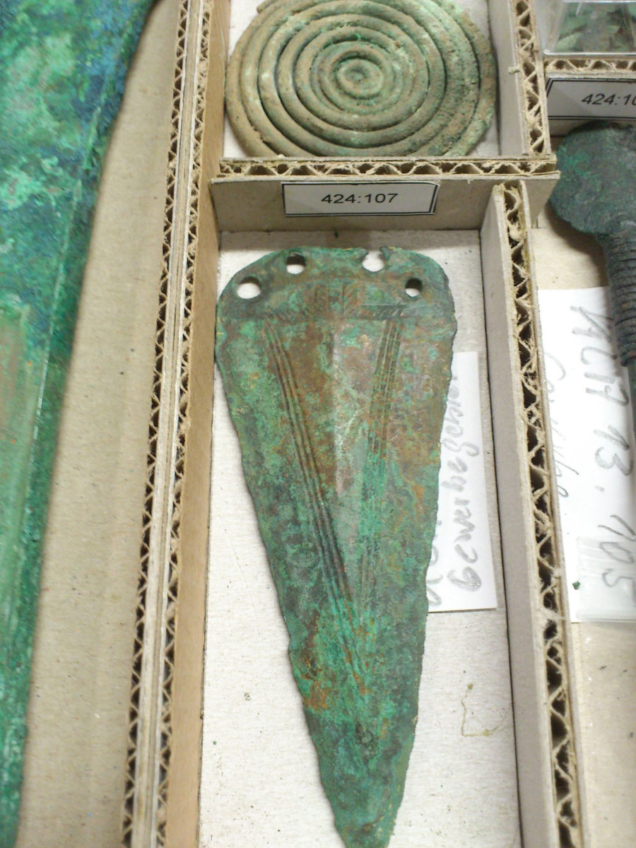 Ornamented dagger from a male burial from the site of Kleinaitingen “Gewerbegebiet Nord”. His brother was buried in the neighboring grave, also equipped with a dagger. © K. Massy