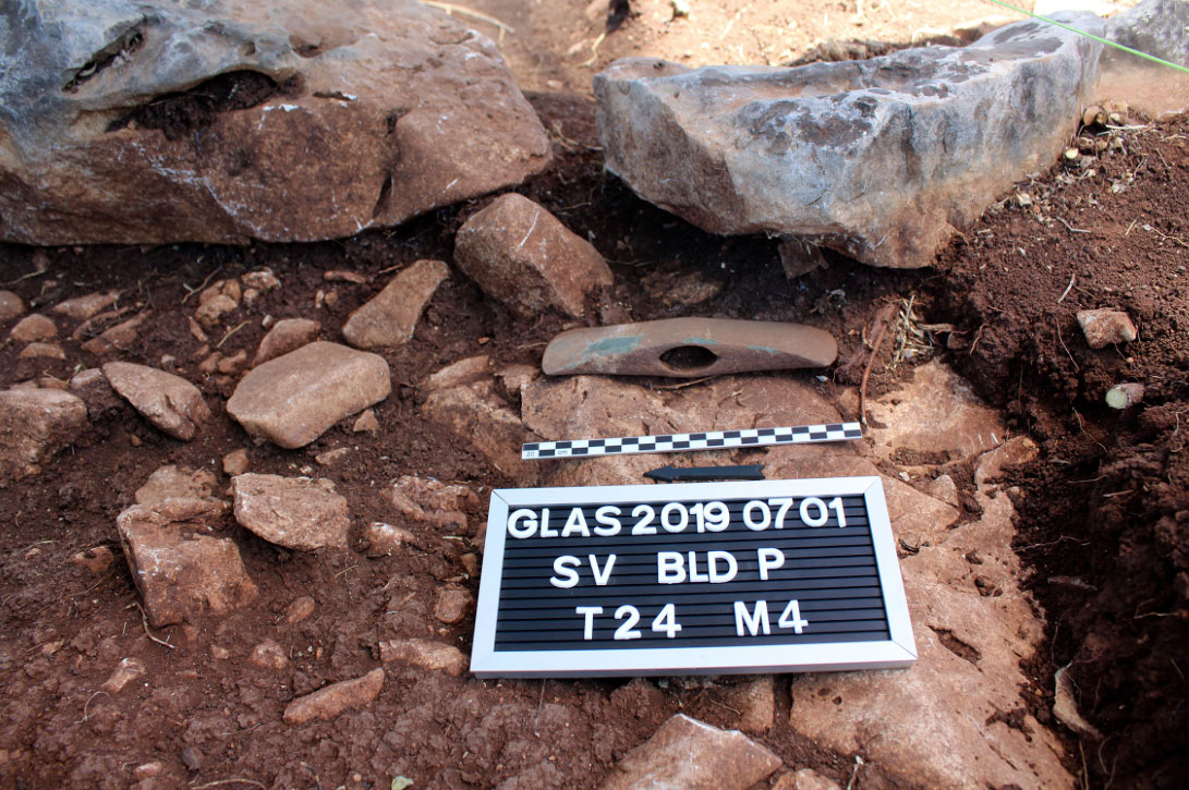 Building“P”. Bronze axe in situ (photo: MOCAS). 