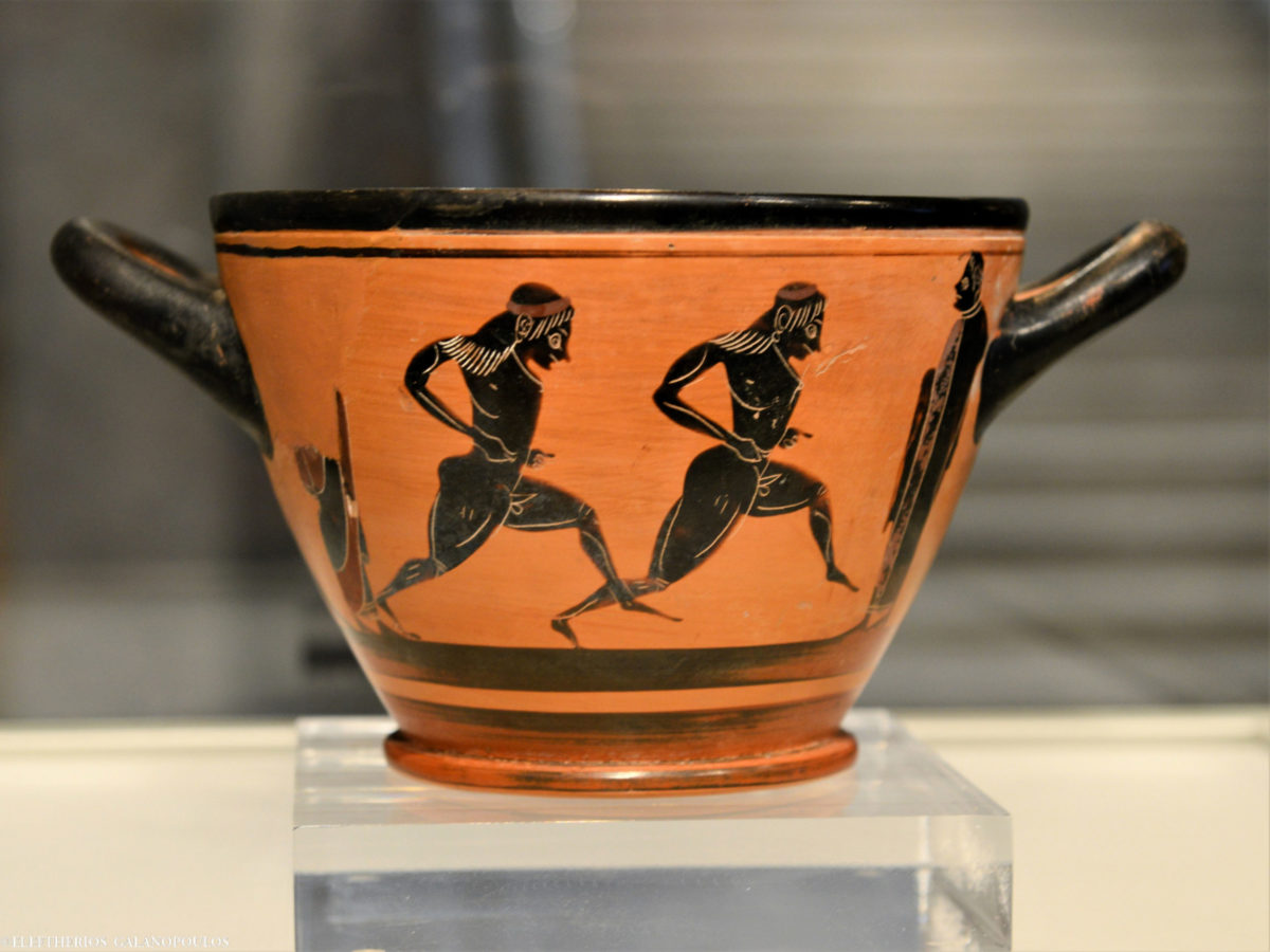 Black figure skyphos vase of the 6th c. BC, known as the “Louis Skyphos” (photo: Eleutherios Galanopoulos).

