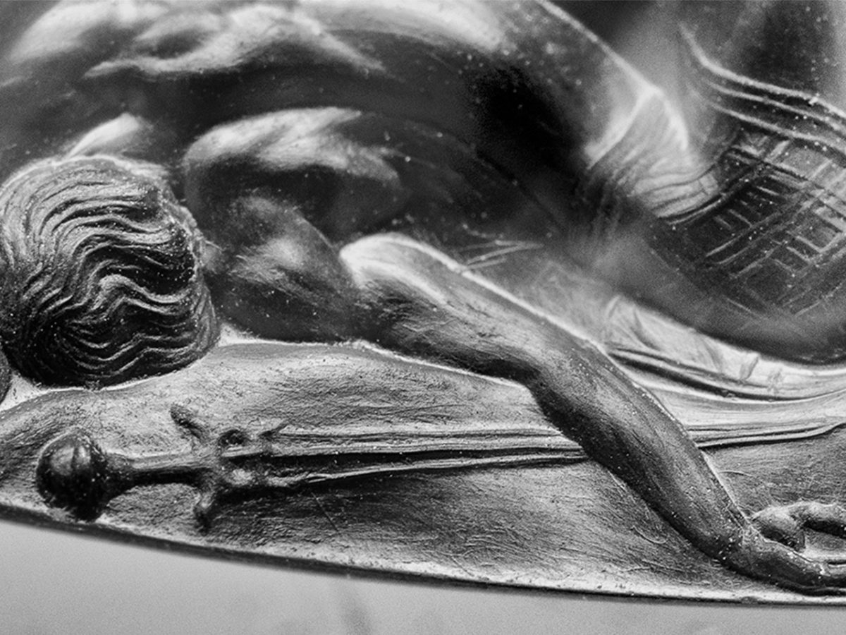 Bronze Age artistry is on display in a sealstone taken from the tomb of the Griffin Warrior. Here a slain soldier lies on the battlefield next to his sword, identical to one found next to the Griffin Warrior.