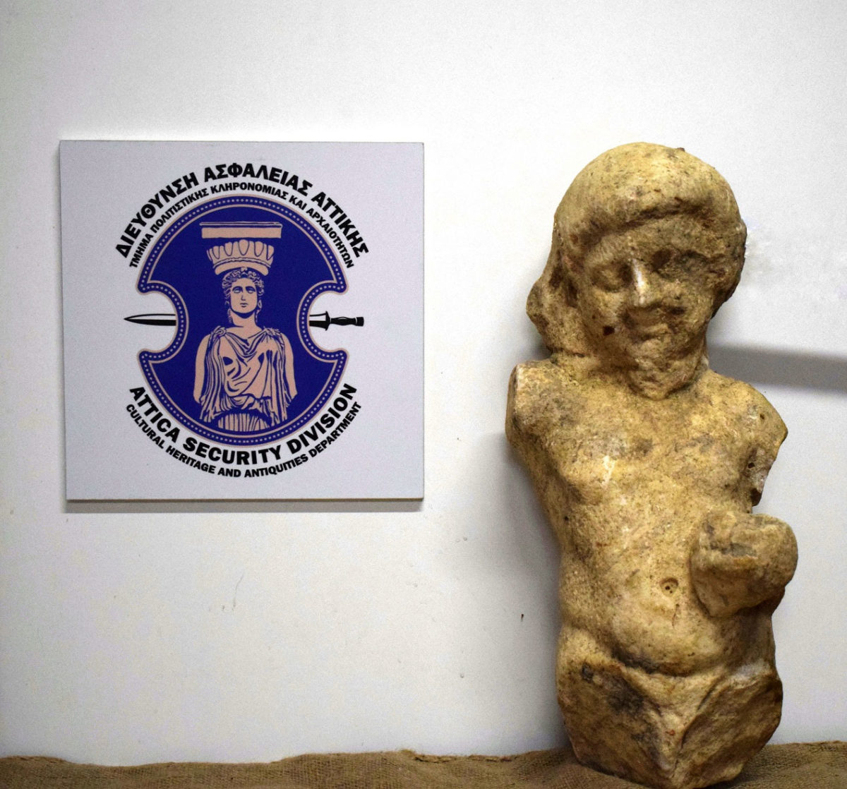 Part of an Archaic statue confiscated in Messenia (photo: Hellenic Police). 