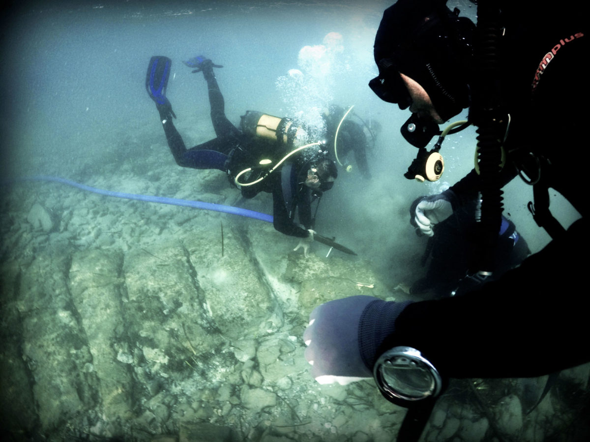 Cleaning ancient structures in the Poros bay to achieve satisfactory mapping (photo: Ministry of Culture and Sports) 