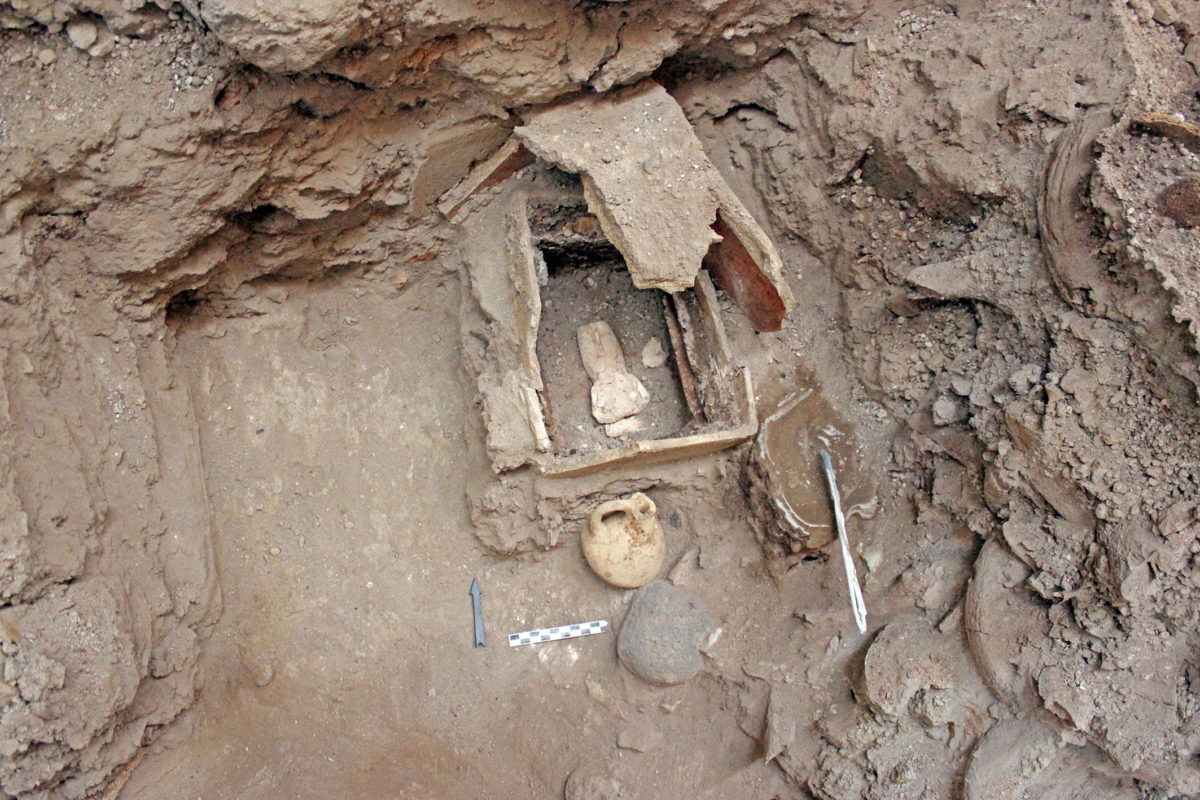 Fig. 10. Small clay box. Inside it was found a Proto Cycladic female figurine of the Spedos variety in a supine position (photo: Ministry of Culture and Sports)