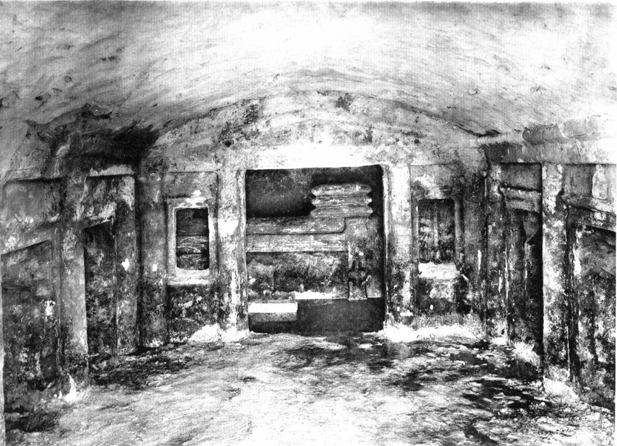 The burial chamber G upon its discovery. 