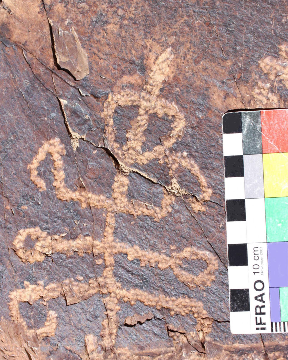 The 'squatter mantis man' petroglyph next to a 10 cm scale bar.
Credit: Dr. Mohammad Naserifard