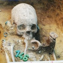 Deformed skulls reveal a multicultural community in transition