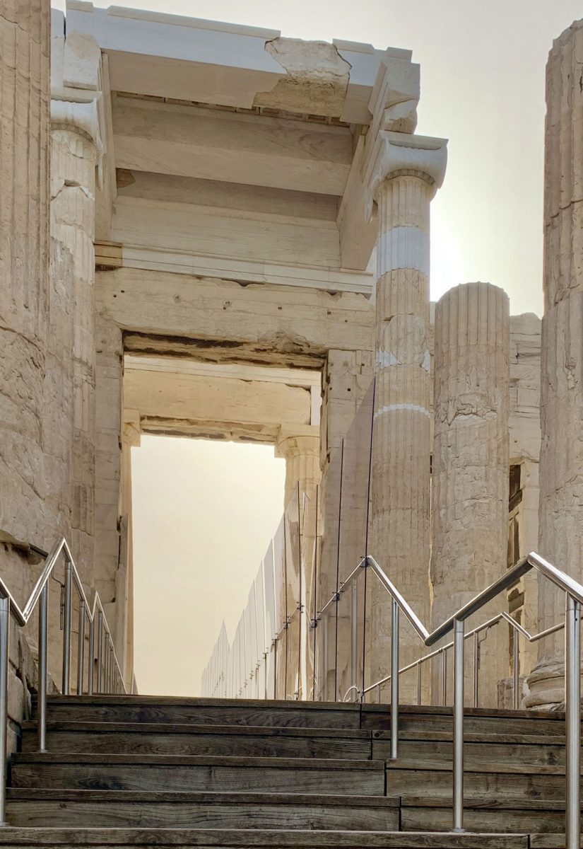 Dividing railings have been placed at  the Acropolis Propylaea, where the ascent  to and descent from the monument coincide  (photo: Ministry of Culture).