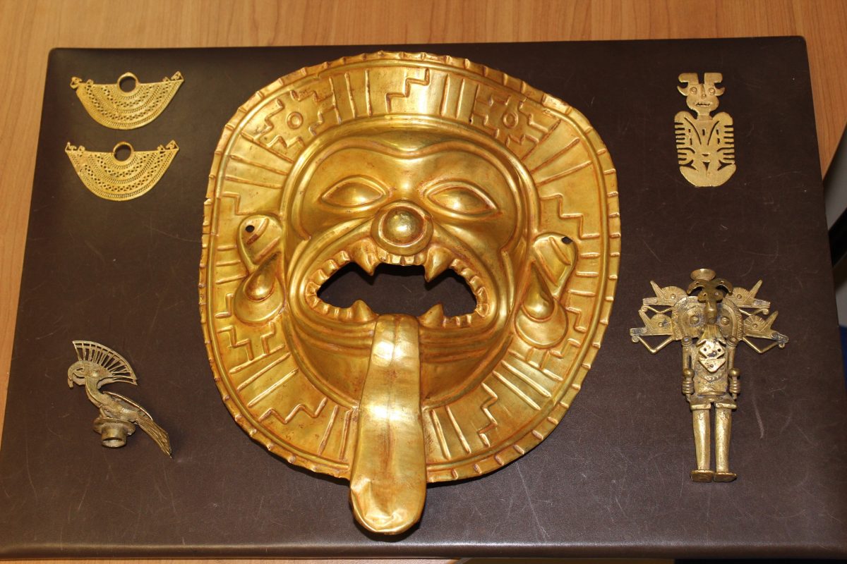 A unique Tumaco gold mask and several gold figurines and items of ancient jewellery were recovered at Barajas airport in Madrid.