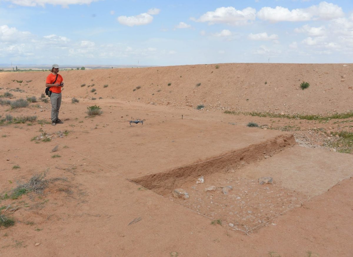 Alfonso Benito operating the drone.
Credit: CENIEH