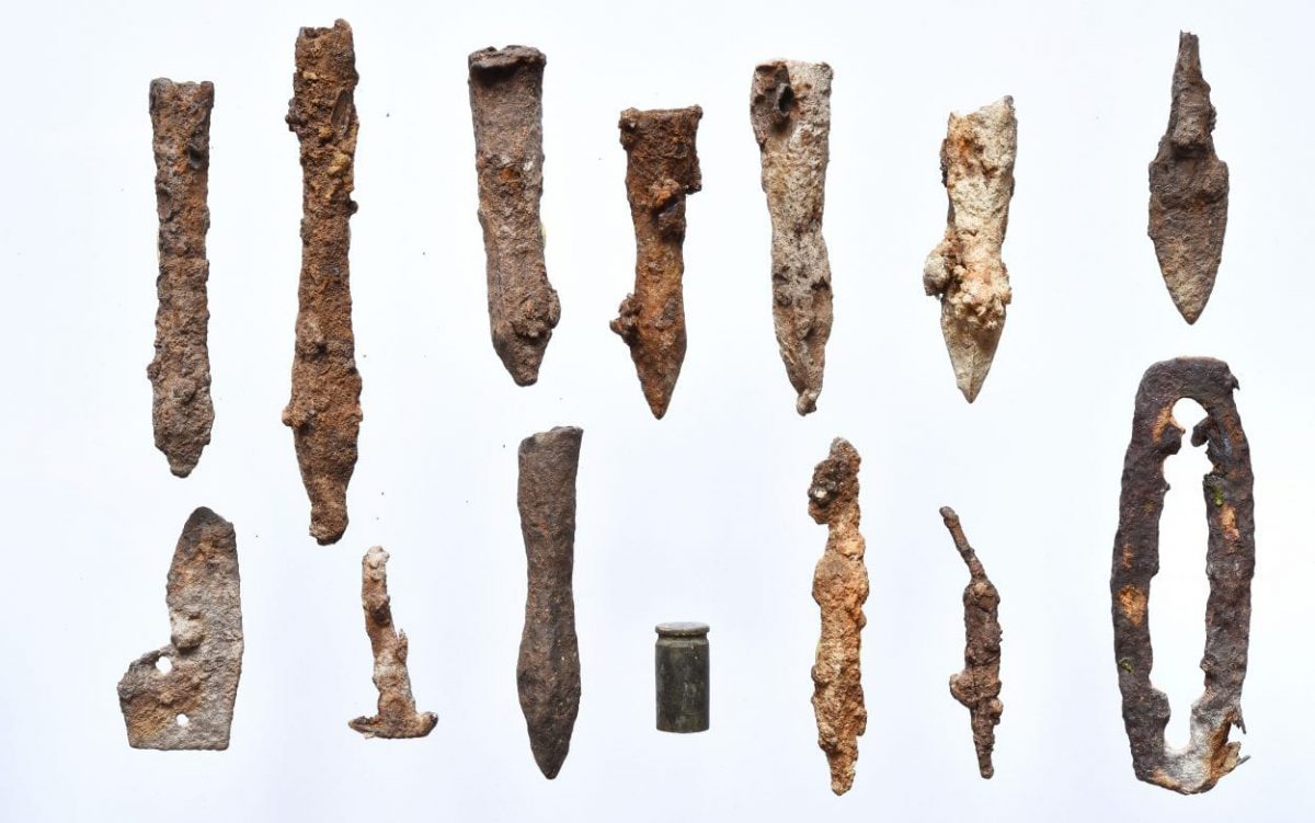 Archaeologists discover several hundred arrows and bolts at fortified site