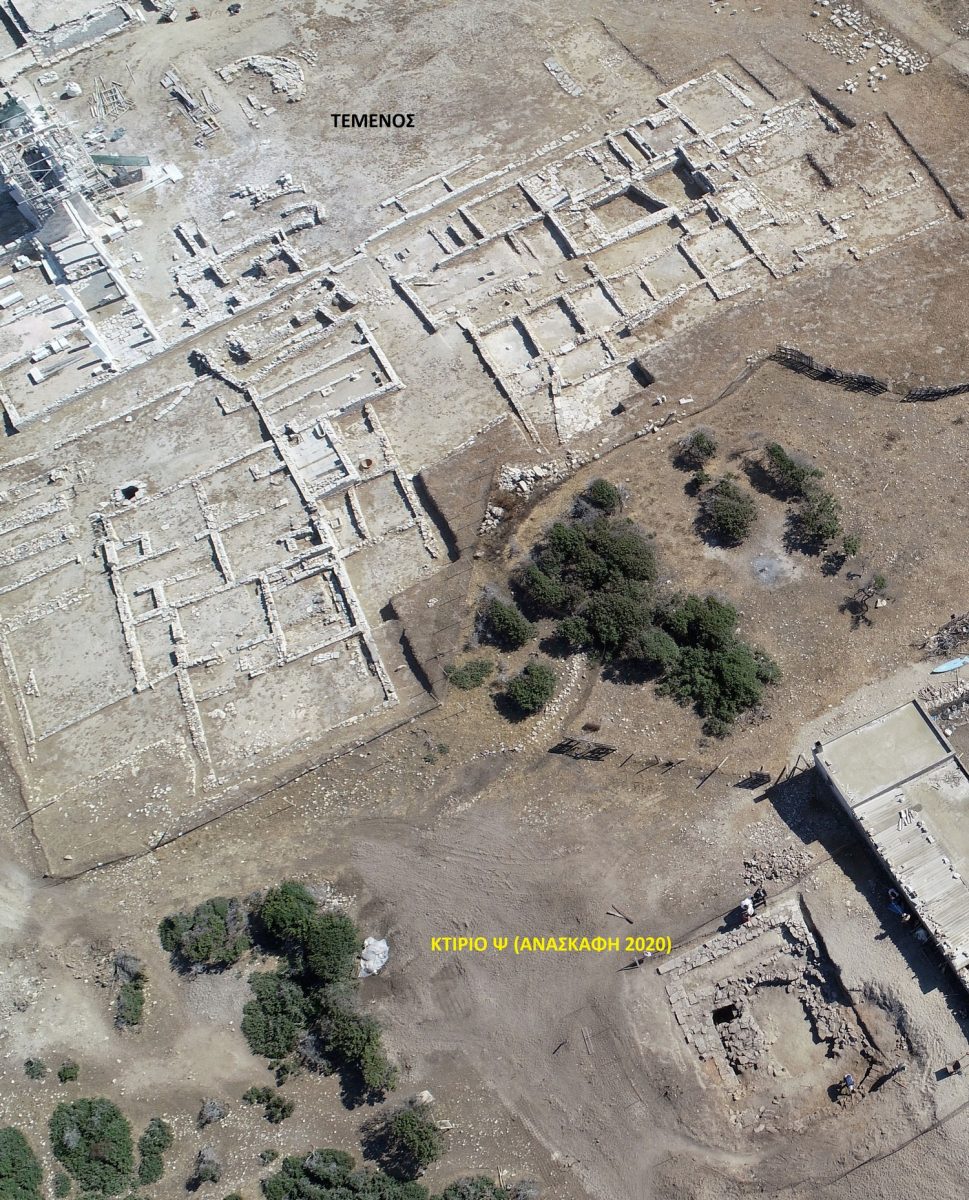 Aerial photograph of the sanctuary’s south side. Below right the newly discovered Ψ Building can be seen which may possibly be a cistern. (Photo: Ministry of Culture)
