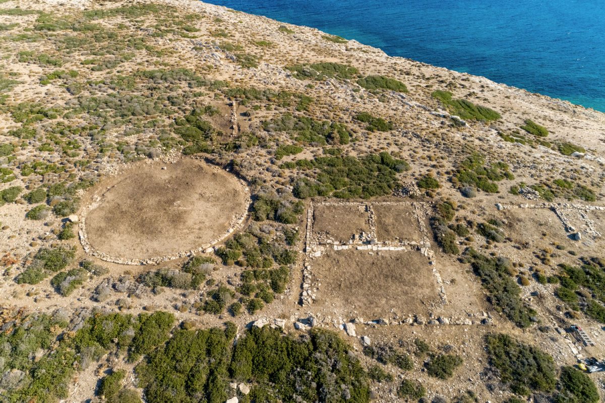 Aerial photograph of the Ετ Building and the circular structure on Tsimintiri. (Photo: Ministry of Culture) 