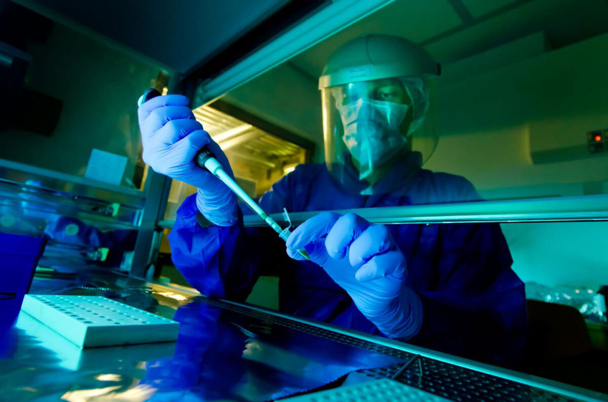 Matthias Meyer at work in the clean laboratory at the Max Planck Institute for Evolutionary Anthropology. Credit: MPI f. Evolutionary Anthropology