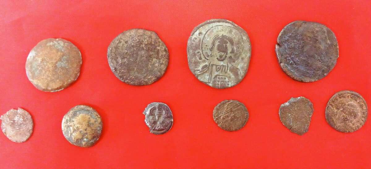 The confiscated coins in a village of the Volvi municipality (photo: Hellenic Police). 