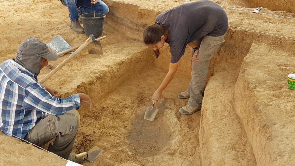Work on the dig in Beer Sheva. Credit: Anat Rasiuk, Israel Antiquities Authority